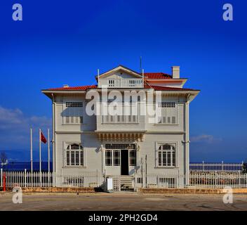 National Armistice Museum an der Küste in Mudanya das alte Gebäude in der nahen Stadt Bursa sonniger und klarer blauer Himmel Stockfoto