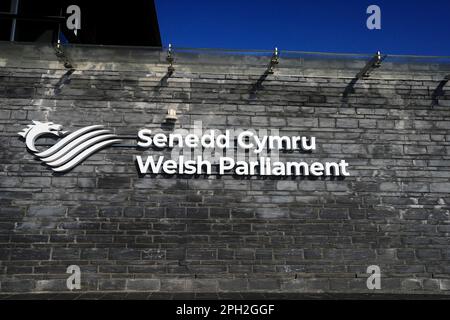 Cardiff Bay Wales Parlament, Senedd Cymru. Schild an der Schieferwand. Aufgenommen Am 2023. März. Stockfoto