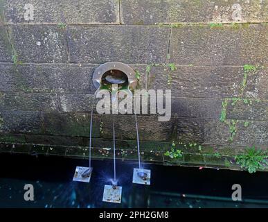 Wasserskulptur mit dreifachem Trinkschnabel von William Pye, Roald Dahl Plass, Cardiff Bay. März 2023.cym Stockfoto