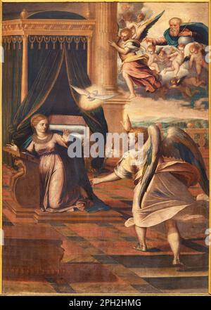 GENUA, ITALIEN - 7. MÄRZ 2023: Das Gemälde der Verkündigung in der Kirche Basilica di Santa Maria Assunta von Ottavio Semino (1530 – 1604). Stockfoto