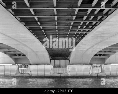 Schwarzweißblick unter der Brücke Pont de l'Alma in Paris, Frankreich Stockfoto