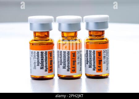 Calgary, Alberta, Kanada. März 25, 2023. Mehrere Naloxon-Fläschchen auf Stammbild Stockfoto