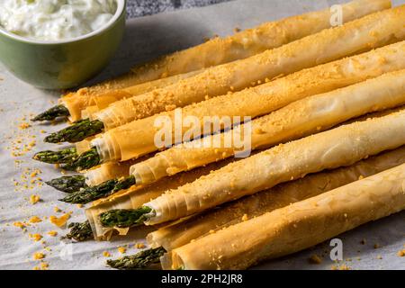 Gekochter Spargel, in Phyllo-Teig eingewickelt. Stockfoto