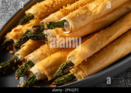Gekochter Spargel, in Phyllo-Teig eingewickelt. Stockfoto