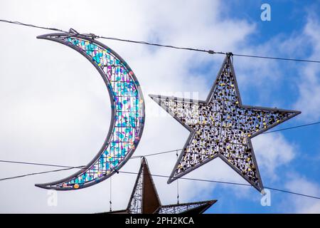 London, Großbritannien. 25. März 2023. London, Großbritannien - 25. März 2023: „Happy Ramadan“ und islamische Dekorationen schmücken den Piccadilly Circus. Kredit: Sinai Noor/Alamy Live News Stockfoto