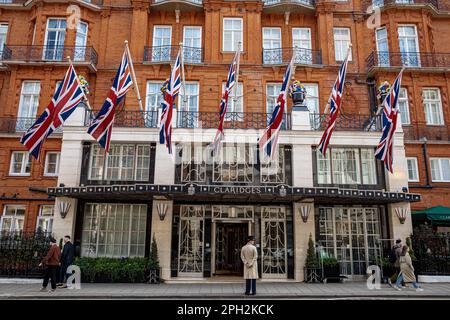 Das Claridges Hotel London - Claridges Mayfair ist ein 5-Sterne-Hotel in der Brook St und Davies St in Mayfair, im Zentrum von London. Gegründet als Mivart's Hotel 1812. Stockfoto