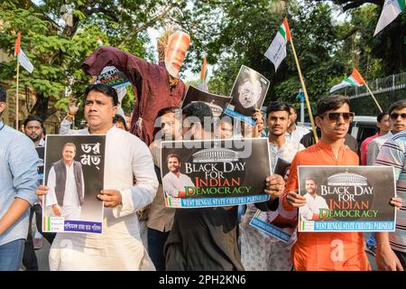 Kalkutta, Indien. 25. März 2023. Demonstranten halten während der Demonstration Plakate und Statuen des indischen Parlamentariers Rahul Gandhi. Arbeiter der indischen Nationalkongresspartei inszenierten Proteste gegen die Disqualifizierung der parlamentsmitgliedschaft des Kongressabgeordneten Rahul Gandhi in ganz Westbengalen, Indien. Kredit: SOPA Images Limited/Alamy Live News Stockfoto