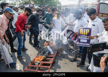 Kalkutta, Indien. 25. März 2023. Protestverbrennung an einem Bildnis des indischen Parlamentariers Rahul Gandhi während der Demonstration. Arbeiter der indischen Nationalkongresspartei inszenierten Proteste gegen die Disqualifizierung der parlamentsmitgliedschaft des Kongressabgeordneten Rahul Gandhi in ganz Westbengalen, Indien. Kredit: SOPA Images Limited/Alamy Live News Stockfoto