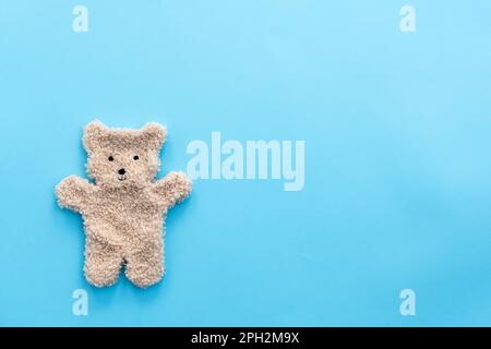 Flacher Bär auf blauem Hintergrund mit Platz zum Kopieren. Baby-Konzept Stockfoto