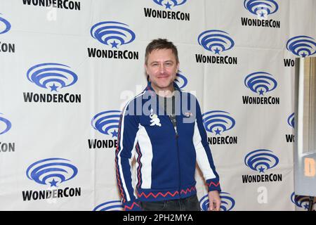 Chris Hardwick trifft am 25. März 2023 im Anaheim Convention Center am 2 2023. Tag der WonderCon im The Walking Dead: Dead City ein Stockfoto