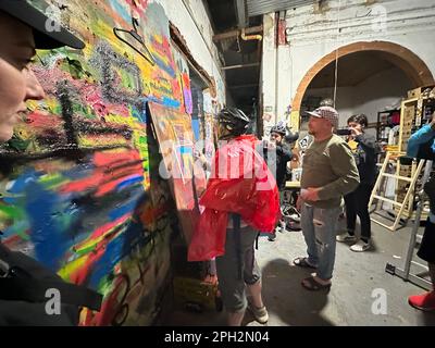 16. Februar 2023, BogotÃ, USA: Graffiti oder Wandkunst ist ein wichtiger Teil des modernen BogotÃ¡, Kolumbien. Es wurde nach Protesten nach dem Tod von Diego Felipe Becerra, 16, legalisiert, der im August 2011 von der Polizei erschossen und getötet wurde, während eine Wand gemalt wurde. Künstler SANTIAGO SOLER alias SENI, Right, zeigt Touristen sein Studio in Visage Graffiti auf einer Fahrradtour durch die Stadt. (Kreditbild: © Mark Hertzberg/ZUMA Press Wire) NUR REDAKTIONELLE VERWENDUNG! Nicht für den kommerziellen GEBRAUCH! Stockfoto