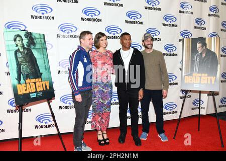 Chris Hardwick, Lauren Cohan, Gauis Charles und Eli Jorne kommen am Walking Dead: Dead City Fotoanruf am WonderCon Tag 2 2023 an Stockfoto