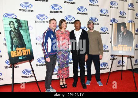 Chris Hardwick, Lauren Cohan, Gauis Charles und Eli Jorne kommen am Walking Dead: Dead City Fotoanruf am WonderCon Tag 2 2023 an Stockfoto