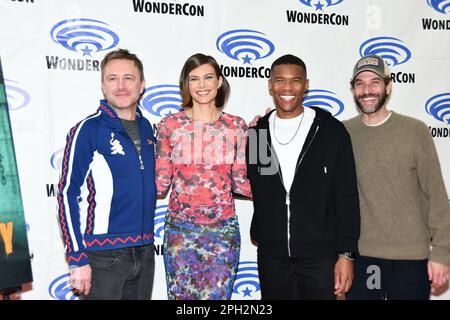 Chris Hardwick, Lauren Cohan, Gauis Charles und Eli Jorne kommen am Walking Dead: Dead City Fotoanruf am WonderCon Tag 2 2023 an Stockfoto