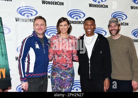 Chris Hardwick, Lauren Cohan, Gauis Charles und Eli Jorne kommen am Walking Dead: Dead City Fotoanruf am WonderCon Tag 2 2023 an Stockfoto