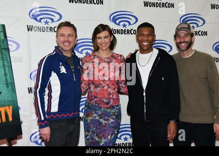 Chris Hardwick, Lauren Cohan, Gauis Charles und Eli Jorne kommen am Walking Dead: Dead City Fotoanruf am WonderCon Tag 2 2023 an Stockfoto