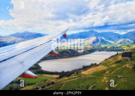 Passagierflugzeug-Jet fliegt über Lake Hayes um Queenstown in Neuseeland Stockfoto
