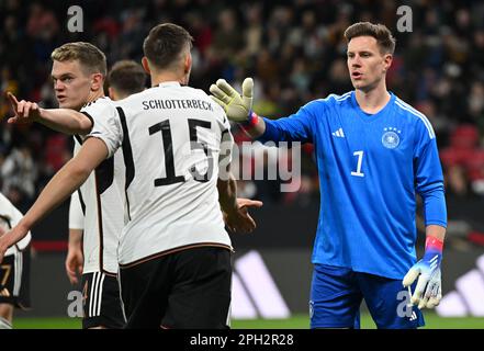 Mainz, Deutschland. 25. März 2023. Fußball: Internationale Spiele, Deutschland - Peru, Mewa Arena. Der deutsche Torwart Marc-André ter Stegen (l) steht neben Matthias Ginter (l) und Nico Schlotterbeck. Kredit: Arne Dedert/dpa/Alamy Live News Stockfoto