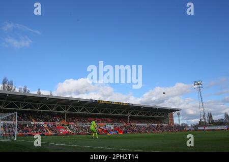 Ein allgemeiner Blick auf das Innere des Rennbahnhofs, Heimat von Wrexham während des Spiels der Vanarama National League Wrexham vs York City at the Racecourse Ground, Wrexham, Großbritannien, 25. März 2023 (Foto von Gareth Evans/News Images) Stockfoto