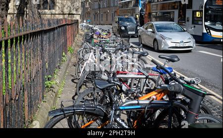 Nahaufnahme von Fahrrädern, die am 25. März 2023 in einer Reihe im Zentrum von Oxford, Oxfordshire, Großbritannien, geparkt wurden Stockfoto