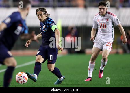 Zagreb, Kroatien. 25. März 2023. SPLIT, KROATIEN - MÄRZ 25: Luka Modric von Kroatien kontrolliert den Ball während des UEFA EURO 2024 Qualifikationsspiels Gruppe D zwischen Kroatien und Wales im Stadion Poljud am 25. März 2023 in Split, Kroatien. Foto: Matija Habljak/PIXSELL Credit: Pixsell/Alamy Live News Stockfoto