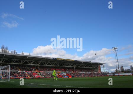 Wrexham, Großbritannien. 25. März 2023. Ein allgemeiner Blick auf das Innere des Rennbahnhofs, Heimat von Wrexham während des Spiels der Vanarama National League Wrexham vs York City at the Racecourse Ground, Wrexham, Großbritannien, 25. März 2023 (Foto von Gareth Evans/News Images) in Wrexham, Großbritannien, am 3./25. März 2023. (Foto: Gareth Evans/News Images/Sipa USA) Guthaben: SIPA USA/Alamy Live News Stockfoto