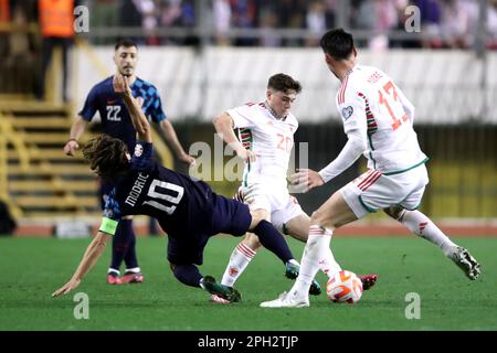 Zagreb, Kroatien. 25. März 2023. SPLIT, KROATIEN - MÄRZ 25: Luka Modric von Kroatien kämpft am 25. März 2023 im Stadion Poljud in Split, Kroatien, um den Ball während der UEFA EURO 2024-Qualifikationsrunde Gruppe D zwischen Kroatien und Wales. Foto: Matija Habljak/PIXSELL Credit: Pixsell/Alamy Live News Stockfoto