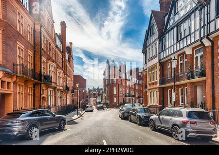 Spaziergang durch die malerischen Straßen des Viertels Knightsbridge im Zentrum von London, England, Großbritannien Stockfoto