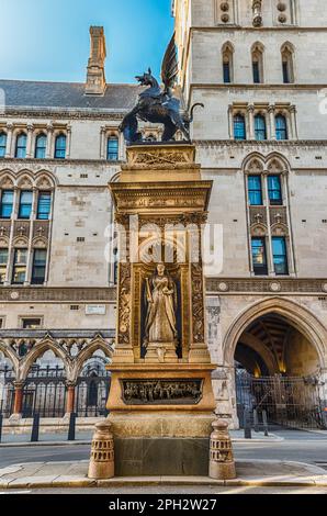 Temple Bar Memorial am Strand, London, England, Großbritannien. Das Denkmal steht vor dem königlichen Gerichtshof Stockfoto