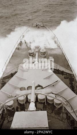 Der Royal Navy Light Cruiser HMS Danae durchbrach die Wellen in der Ostsee, 1921. Stockfoto