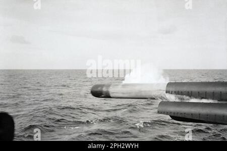 Ein Torpedo, der von der Royal Navy Light Cruiser HMS Danae in der Ostsee 1921 abgefeuert wird. Stockfoto