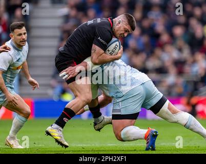 LONDON, VEREINIGTES KÖNIGREICH. 25., März 2023. Marco Riccioni von Saracens wird am Samstag, den 25. März 2023, während der Gallagher Premiership Rugby The Show Down 3 Saracens vs Harlequins im Tottenham Hotspur Stadium angegriffen. LONDON, ENGLAND. Kredit: Taka G Wu/Alamy Live News Stockfoto