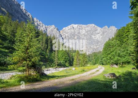 Die Nordwände des Karwendelgebirges - Mauern der Grubenkar spitze aus dem Tal. Stockfoto