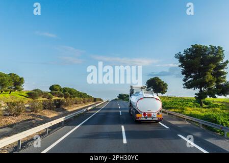 Tankwagen auf der Autobahn mit schöner Landschaft. Stockfoto