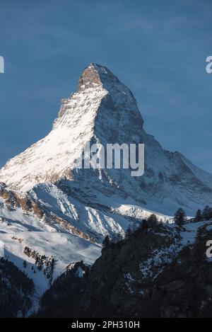Malerischer Sonnenaufgang oder Sonnenuntergang auf dem Matterhorn - einem der berühmtesten und ikonischsten Schweizer Berge Stockfoto