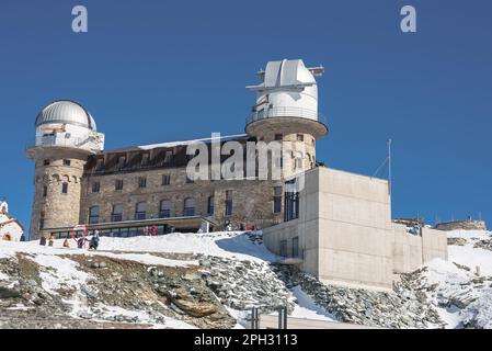 Observatorium und Hotel am Mount Gornergrat. Landschaft des Hotelgebäudes und des Matterhorns. Stockfoto