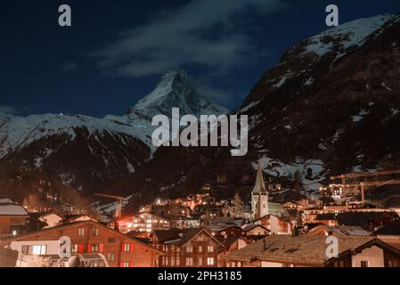 Malerischer Sonnenaufgang oder Sonnenuntergang auf dem Matterhorn - einem der berühmtesten und ikonischsten Schweizer Berge Stockfoto