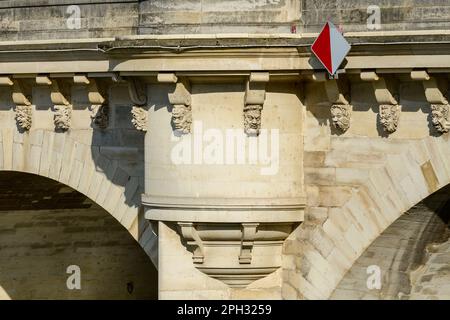 Dieses Landschaftsfoto wurde in Europa, in Frankreich, auf der ile de France, in Paris, am Ufer der seine, im Sommer aufgenommen. Wir sehen die Pont Neuf, unter der Stockfoto