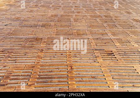 Kopenhagen, Dänemark - 13. September 2010: Holzmuster der Bodenoberfläche des Kvaesthusbroen-Kais am südlichen Ende Stockfoto