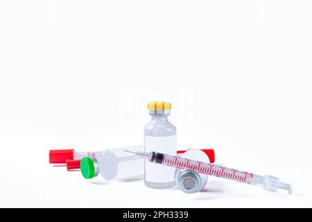 Medizinische Fläschchen und Spritzen isoliert auf weißem Hintergrund. Covid-19 Stockfoto