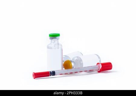Medizinische Impfstofffläschchen und Spritze auf weißem Hintergrund Stockfoto