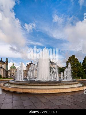 Kopenhagen, Dänemark - 13. September 2010: Zentraler Springbrunnen, der weißes Wasser in eine blaue Wolkenlandschaft im Garten Amaliehaven spuckt. Die Kuppel der Frederiks Stockfoto