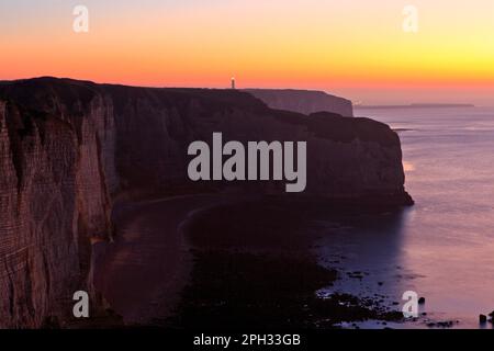 Panoramablick über den Leuchtturm von Antifer und die Kreidefelsen von Etretat (seine-Maritime) in der Normandie, Frankreich bei Sonnenuntergang Stockfoto