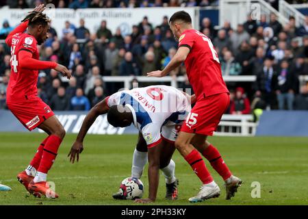 Josh Umerah von Hartlepool United kämpft am Samstag, den 25. März 2023 im Victoria Park in Hartlepool, Hartlepool, gegen Jayden Sweeney und Idris El Mizouni während des Spiels der Sky Bet League 2 zwischen Hartlepool United und Leyton Orient. (Foto: Mark Fletcher | MI News) Guthaben: MI News & Sport /Alamy Live News Stockfoto
