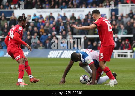 Josh Umerah von Hartlepool United kämpft am Samstag, den 25. März 2023 im Victoria Park in Hartlepool, Hartlepool, gegen Jayden Sweeney und Idris El Mizouni während des Spiels der Sky Bet League 2 zwischen Hartlepool United und Leyton Orient. (Foto: Mark Fletcher | MI News) Guthaben: MI News & Sport /Alamy Live News Stockfoto