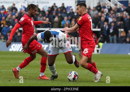 Josh Umerah von Hartlepool United kämpft am Samstag, den 25. März 2023 im Victoria Park in Hartlepool, Hartlepool, gegen Jayden Sweeney und Idris El Mizouni während des Spiels der Sky Bet League 2 zwischen Hartlepool United und Leyton Orient. (Foto: Mark Fletcher | MI News) Guthaben: MI News & Sport /Alamy Live News Stockfoto