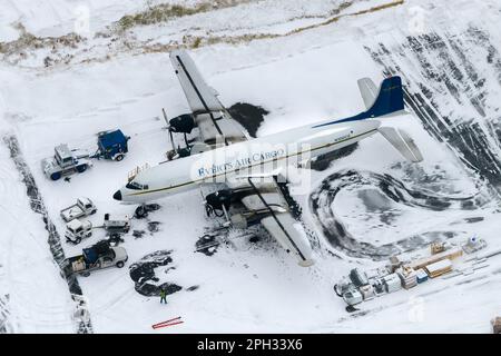 Everts Air Cargo C-188A Liftmaster. Flugzeug DC-6 (DC-6A-Version) von Everts Air Cargo. Flugzeug mit Radialmotoren P&W R-2800 ausgestattet. Stockfoto