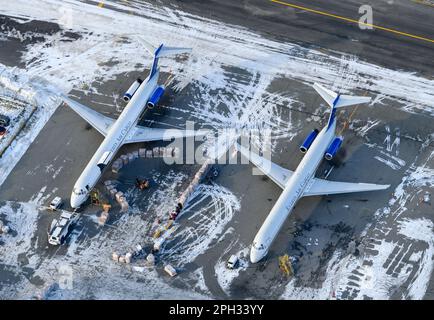 Everts Air Cargo Two McDonnell Douglas MD-80 Flugzeug, auch MD-83F genannt. Everts Air Fleet des Frachtflugzeugs MD-83. Stockfoto