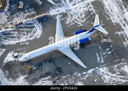 Everts Air Cargo Two McDonnell Douglas MD-80 Flugzeug Luftaufnahme. Frachttransport durch Everts Cargo MD-83, auch MD-83F genannt. N963CE. Stockfoto