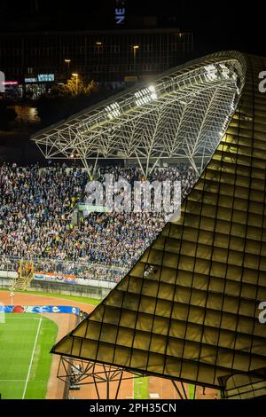 Split, Kroatien. 25. März 2023. SPLIT, KROATIEN - MÄRZ 25: Ein Blick auf das Fußballstadion während des UEFA EURO 2024 Qualifikationsspiels Gruppe D zwischen Kroatien und Wales im Stadion Poljud am 25. März 2023 in Split, Kroatien. Foto: Zvonimir Barisin/PIXSELL Credit: Pixsell/Alamy Live News Stockfoto